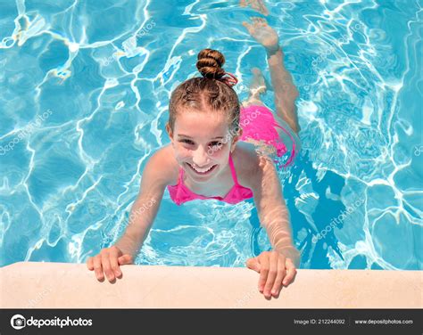 Nude Girl Pool & Naked Women Poolside